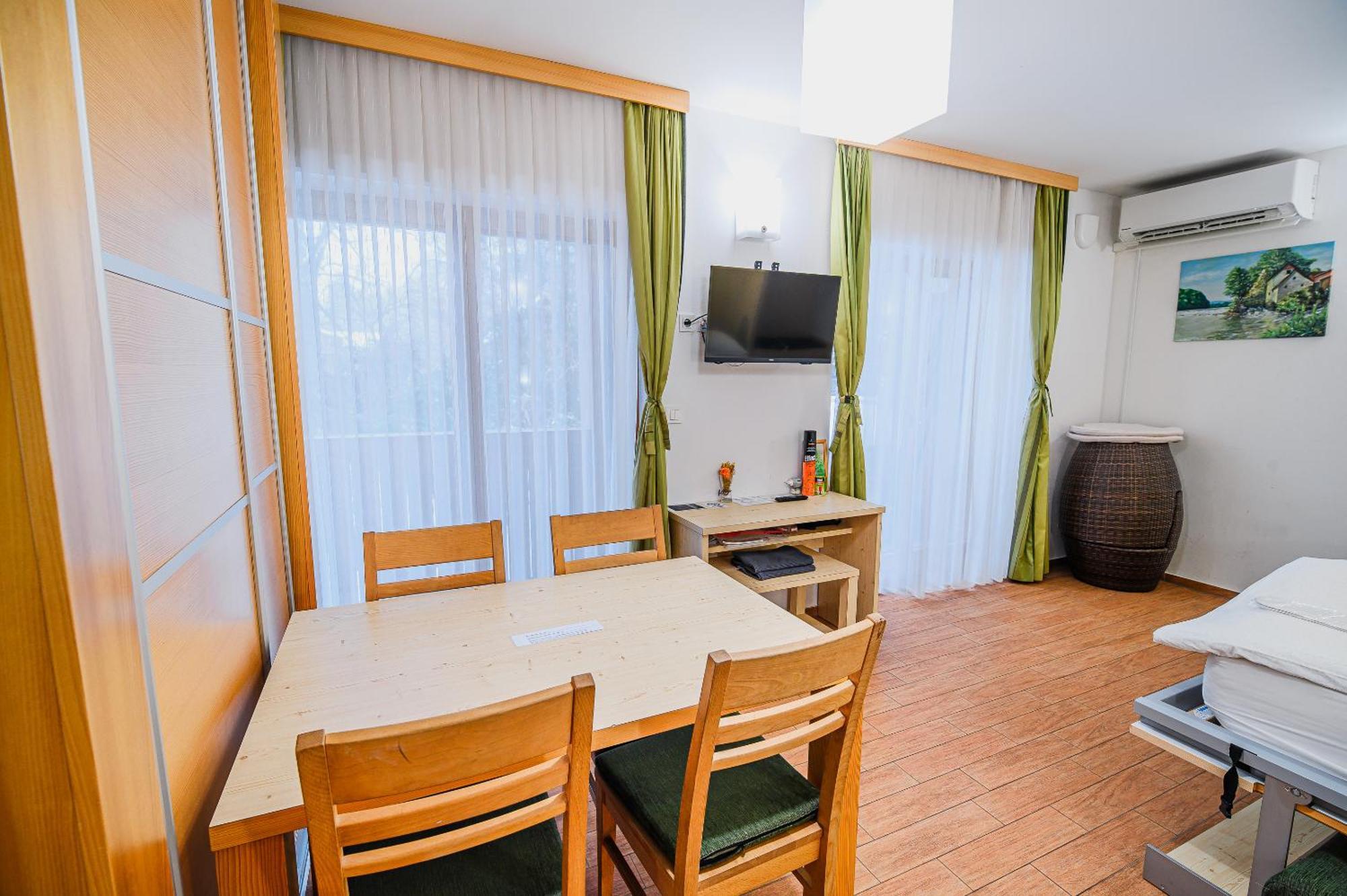 Apartments Maleric With Indoor Pool And Wellness Dragatuš Camera foto